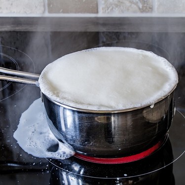 El truco de genio para eliminar las manchas de quemado en la vitrocerámica sin usar rasqueta