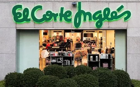 'El Corte Inglés' ahorrará en nóminas al implantar el nuevo y obligatorio uniforme para hombres