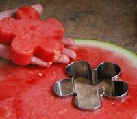 Una buena idea: cortar las frutas con formas