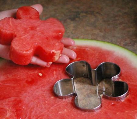 Una buena idea: cortar las frutas con formas