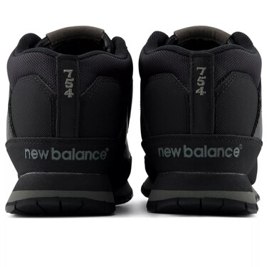 New Balance rebaja las zapatillas todoterreno que van de la montaña a la ciudad sin renunciar a la comodidad ni al estilo