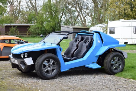 Este 'beach buggy' lo fabrica Noble y es en gran parte un Ford Mondeo Mk3