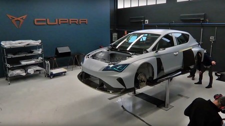 Así se construye el CUPRA e-Racer, el coche de carreras eléctrico español con 6.072 pilas