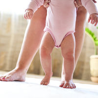 Los primeros pasos del bebé, y cómo acompañarlo cuando empieza a andar