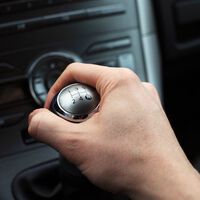 Adiós al cambio automático aburrido en los coches eléctricos: Ford se suma a Toyota, Lexus y Hyundai y patenta una falsa palanca de cambios manual