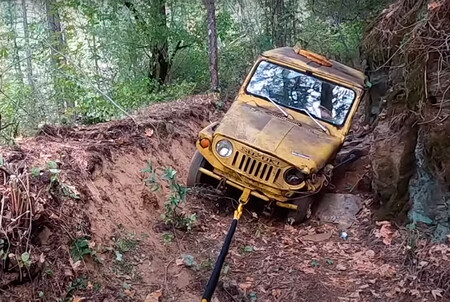 Reto titánico: rescatan un Suzuki Jimny varado en Sierra Nevada... ¡casi medio siglo después!