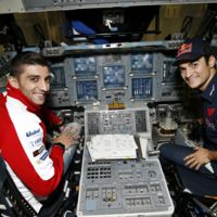 Dani Pedrosa y Andrea Iannone se dan un paseo por la NASA