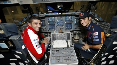 Dani Pedrosa y Andrea Iannone se dan un paseo por la NASA