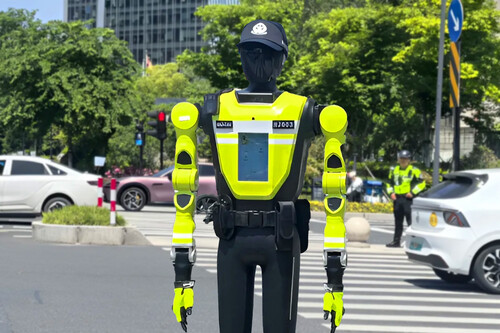 China lleva años jugando a superar la ciencia ficción, pero lo de tener su primer Robocop en las calles no lo hemos visto venir 