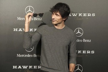Estrenar gafas de sol mola más si son Hawkers y las presenta Andrés Velencoso en la MBFWM