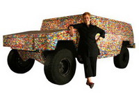 Un HumVee hecho con bolas de chicle