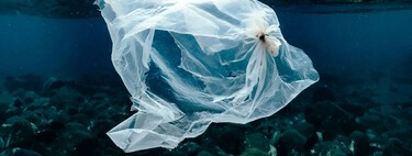É mais assustador do que parece: cientistas criam "plástico vivo" que pode se destruir com um simples comando