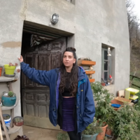 María lleva 6 años viviendo sola en el bosque de Asturias: "La casa me salió en 6.000€ y no tenía ni luz ni agua" 