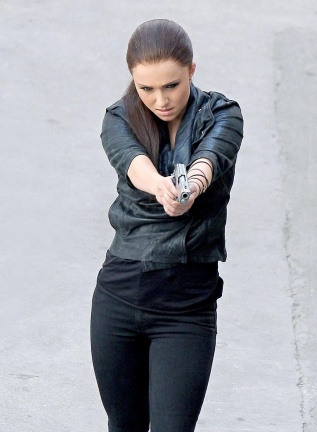 Hayden Panettiere armada, peligrosa y... ¡morena!