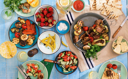 Sopas frías, ensaladas, platos picantes y más: estas son las 101 mejores recetas con que combatir la ola de calor
