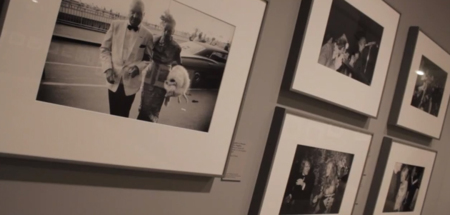 Winogrand, o cómo la fotografía callejera se hace arte en su exposición de Madrid