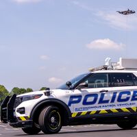 El coche de la policía del futuro ya existe: se conduce solo y puede lanzar drones de vigilancia desde el techo 