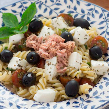 La ensalada de pasta con la que no me complico y doy salida a mozzarella y latas de atún es fácil, tiene proteínas y no exige nada 