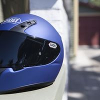 El nuevo casco de acceso de Shoei se llama RYD y vale 399 euros. Conócelo en vídeo y estas 40 fotos