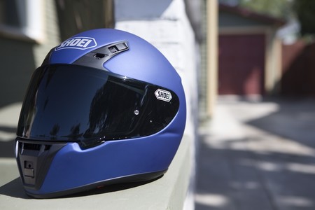 El nuevo casco de acceso de Shoei se llama RYD y vale 399 euros. Conócelo en vídeo y estas 40 fotos