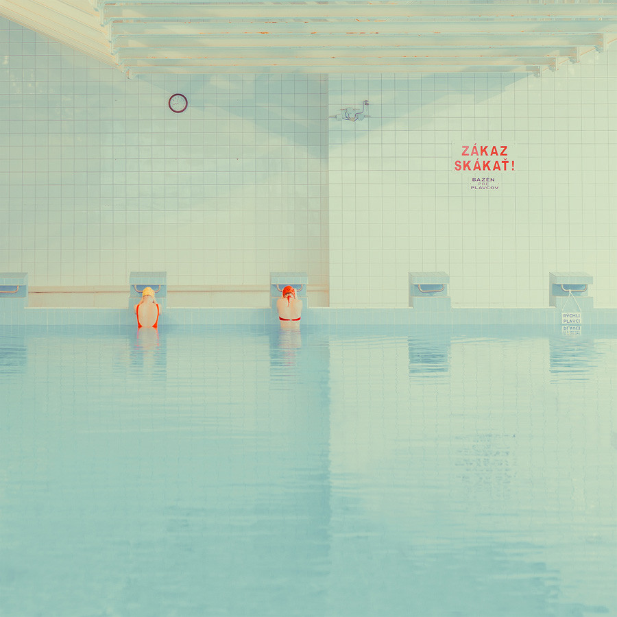‘Swimming pool’, Maria Svarbova, geometría y tonos pastel para retratar ...