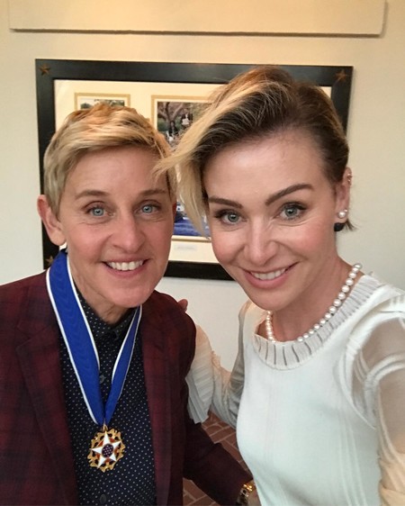 Ellen DeGeneres recibe la medalla de la libertad de Obama y se marca el mejor #MannequinChallenge visto