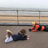 Las emotivas imágenes de un hombre tumbado en el suelo para calmar a un niño con autismo que estaba teniendo una crisis