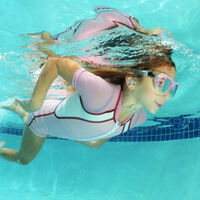 La otitis aumenta en verano: los tapones y gorros de baño pueden ayudar a evitarla 