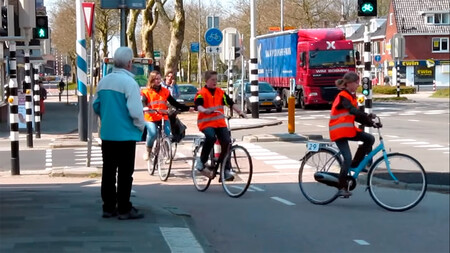 Niños circulando en bici