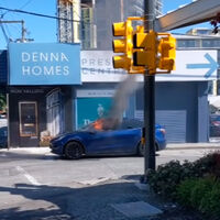 Un conductor escapa de su Tesla Model Y incendiado por la ventanilla, y la cuestión es si abrir las puertas con un botón es seguro