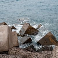 Echar escombros de hormigón al mar parece una barbaridad. En Canarias lo van a probar para frenar el cambio climático
