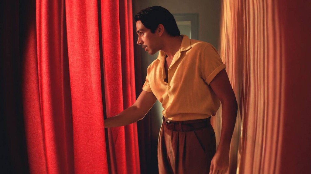 'Narciso' es una inquietante película sobre el miedo a ser uno mismo que convierte la radio, la música y a Drácula en armas contra la represión de una dictadura
