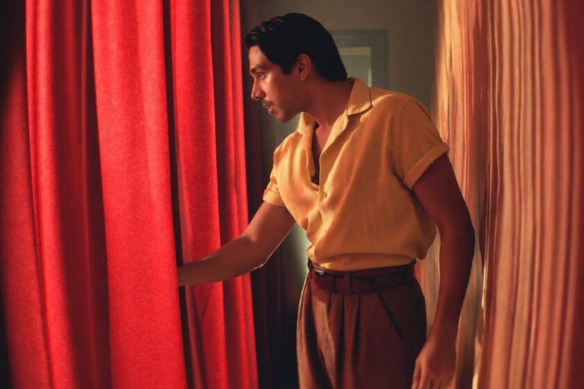 'Narciso' es una inquietante película sobre el miedo a ser uno mismo que convierte la radio, la música y a Drácula en armas contra la represión de una dictadura