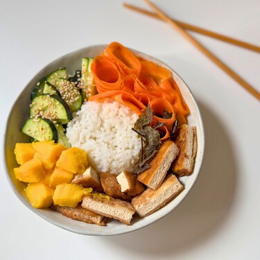 Poke de tofu, una receta fresca, colorida y muy completa