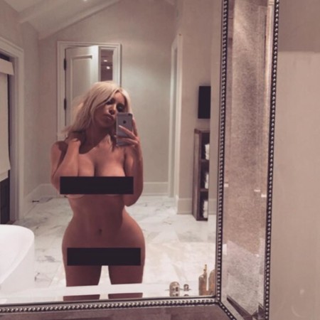 Ahora van Kim Kardashian y Emily Ratajkowski y se despelotan juntas
