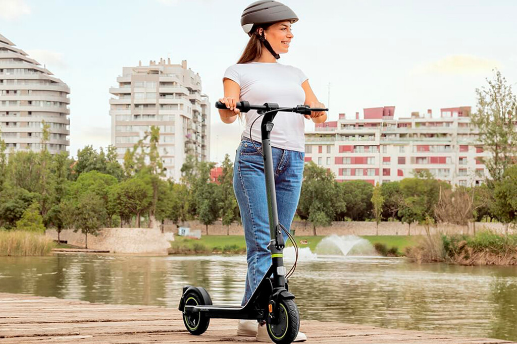 Adiós a llenar el deposito de tu coche continuamente: este patinete eléctrico barato es ideal para ir al trabajo o universidad 