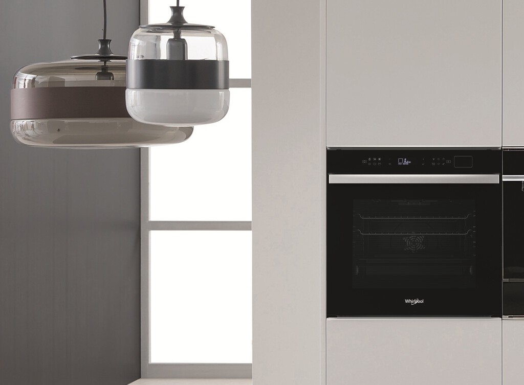 El nuevo horno inteligente de Whirlpool se limpia el solito usando agua y cocina 40 tipos de recetas con calor y vapor