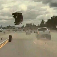 Este Kia que salió volando no tuvo la culpa, pero es la fría prueba de que siempre hay que revisar el auto antes de salir a carretera