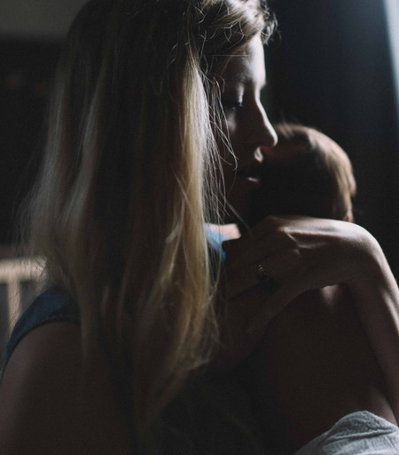 Todos quieren sostener y cuidar al bebé, ¿pero quién sostiene y cuida a la madre?