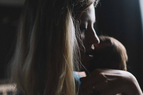 Todos quieren sostener y cuidar al bebé, ¿pero quién sostiene y cuida a la madre?