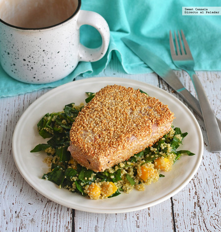 Atún empanizado en ajonjolí con ensalada de quinoa y mango. Receta saludable