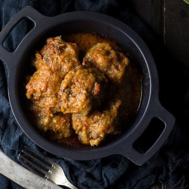 Cazuela de rabo de toro a la cordobesa. Receta tradicional a fuego lento