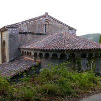 El impresionante monasterio románico, protegido por bosques centenarios, que se levanta en plena Ribeira Sacra