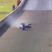 Y esto es lo que pasa cuando tienes que tirarte de un dragster a 370 km/h