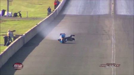 Y esto es lo que pasa cuando tienes que tirarte de un dragster a 370 km/h