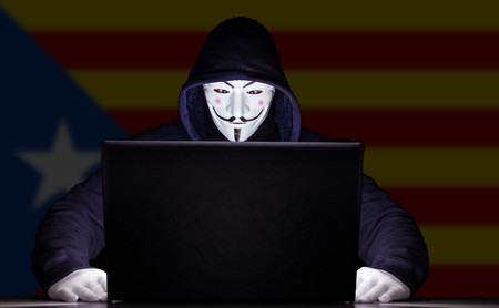 Vuelven a detener a un 'hacker' vinculado a la #OpCatalonia al anunciar una nueva campaña de ciberataques