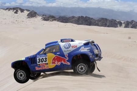 Carlos Sainz, nuevo líder tras los problemas de Stephane Peterhansel