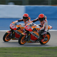 ¡Brutal! Joaquín (el del Betis) rueda con una MotoGP en Jerez con Marc Márquez: ¡No me he montado en mi vida, Hulio! 