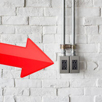 No instales enchufes al azar: Las claves que todo electricista sabe para proteger tu casa de cortocircuitos y más