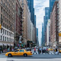 Nueva York se ha cansado de los atascos y quiere convertir Manhattan en una ZBE: cobrará a los coches un peaje de 9 dólares al día. Pero con Trump no lo tendrá fácil